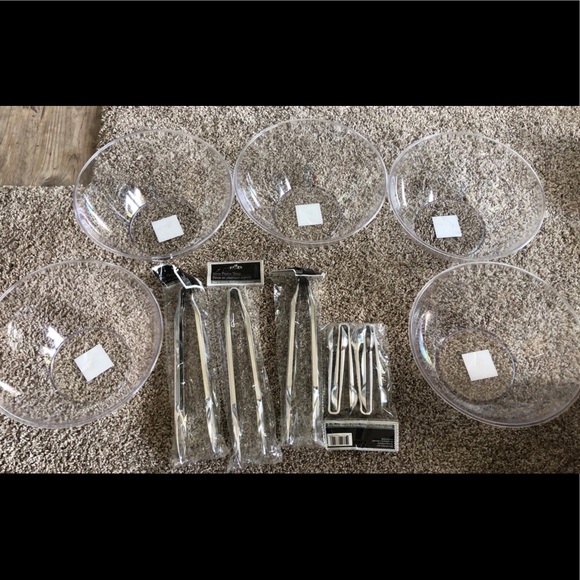 Plastic bowls and tongs - Picture 1 of 1